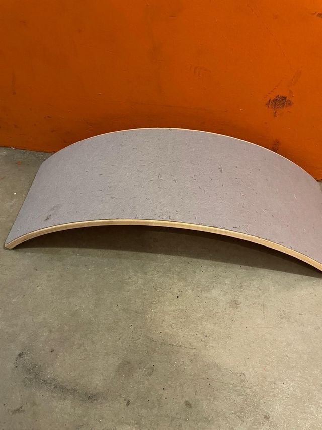 Tavolo curvo in legno