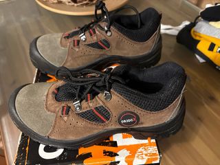 Zapatos de trabajo marrones y grises