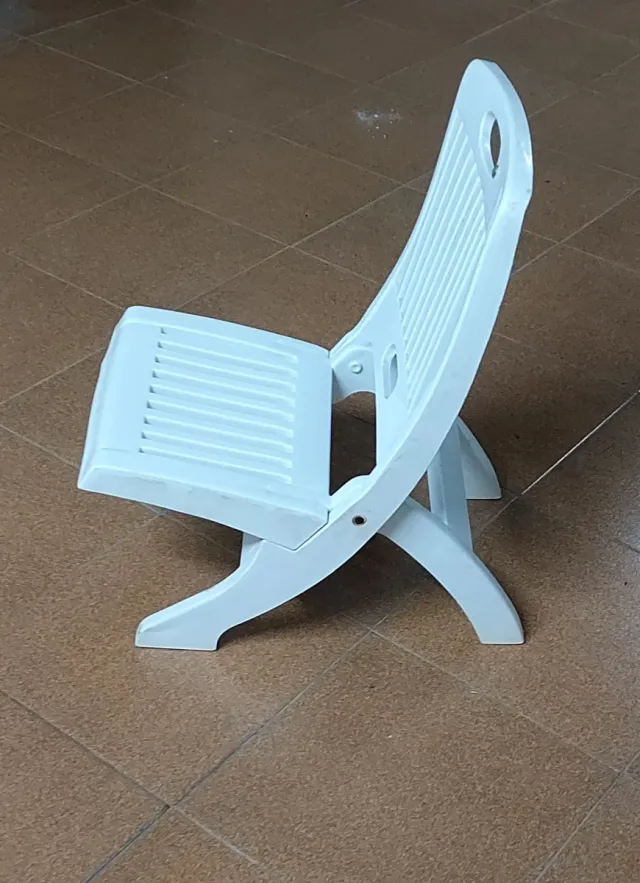 Sedia pieghevole bianca comoda per la spiaggia
