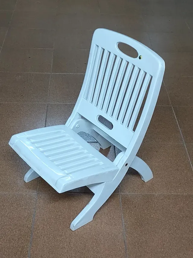 Sedia pieghevole bianca comoda per la spiaggia