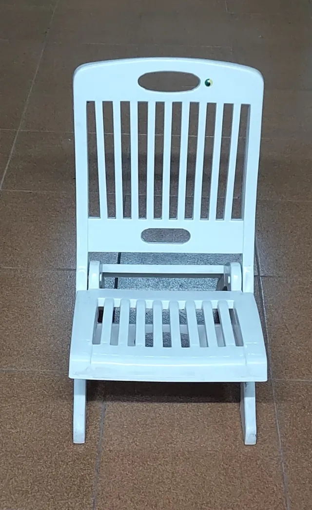 Sedia pieghevole bianca comoda per la spiaggia