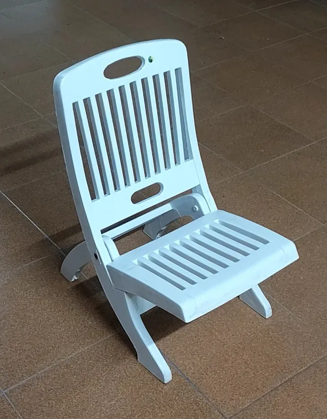 Sedia pieghevole bianca comoda per la spiaggia