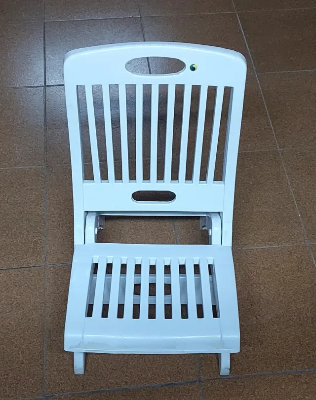 Sedia pieghevole bianca comoda per la spiaggia