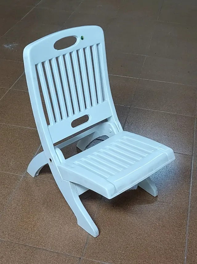 Sedia pieghevole bianca comoda per la spiaggia