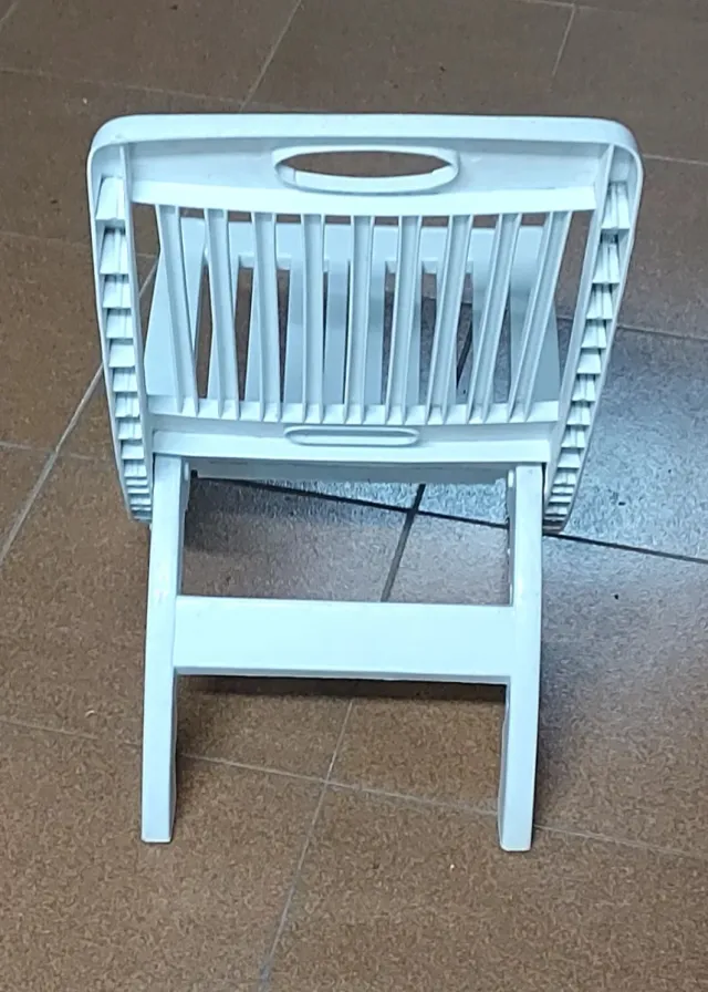 Sedia pieghevole bianca comoda per la spiaggia