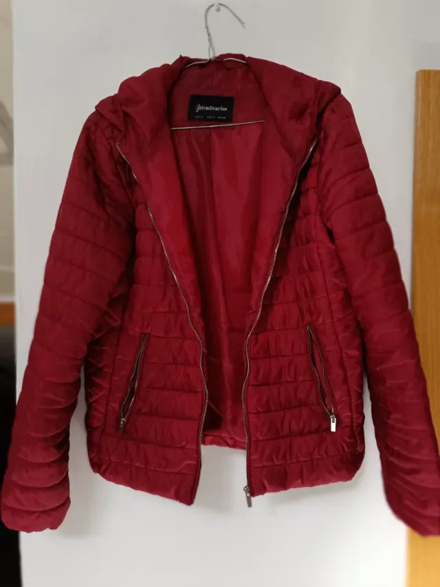 Cazadora fina Stradivarius roja