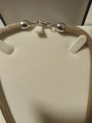 Collar plateado tipo malla