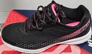 Zapatillas Running Fila Negras y Rosas