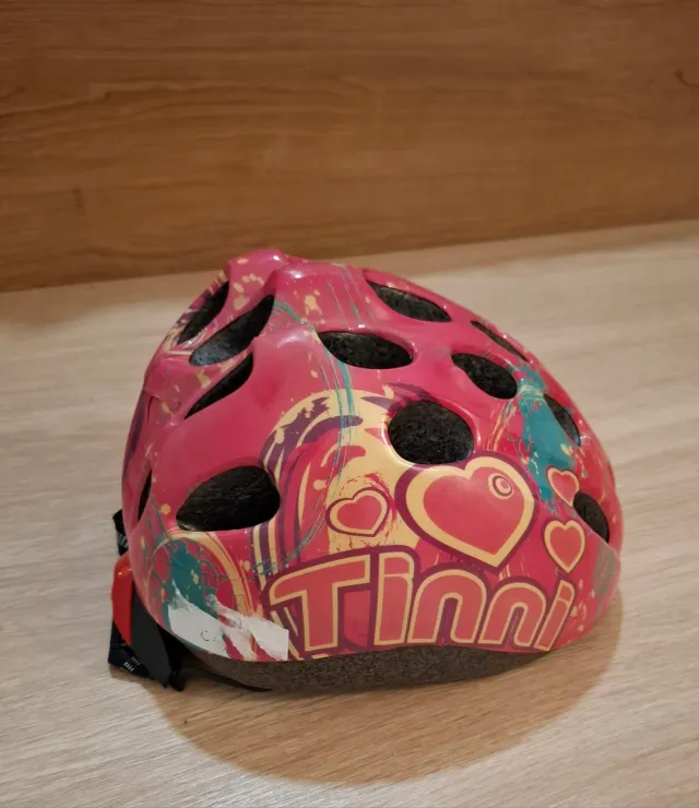 Casco de bici infantil rosa con corazones