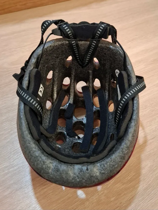 Casco de bici infantil rosa con corazones