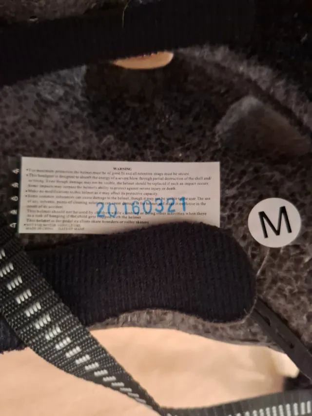 Casco de bici infantil rosa con corazones