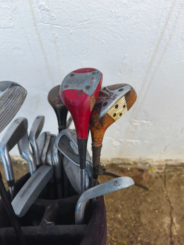 Lotto di 21 mazze da golf con borsa, palline e altro