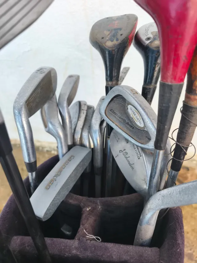 Lotto di 21 mazze da golf con borsa, palline e altro