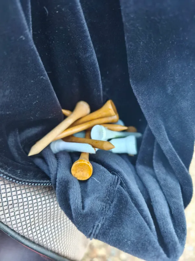 Lotto di 21 mazze da golf con borsa, palline e altro