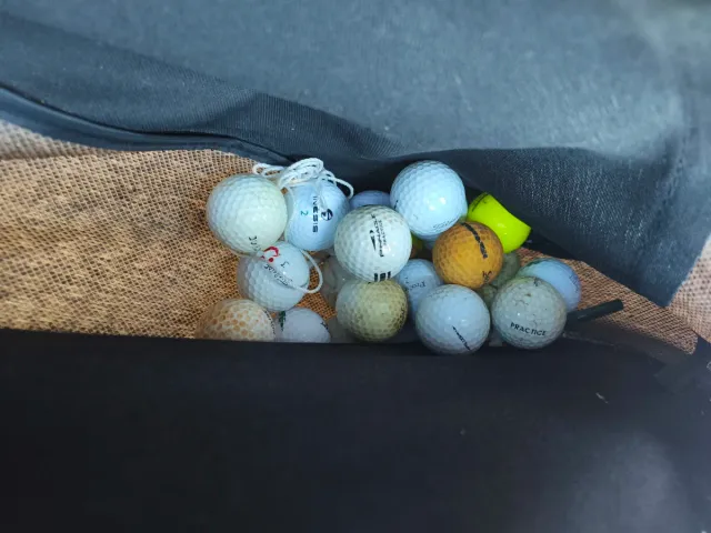 Lotto di 21 mazze da golf con borsa, palline e altro