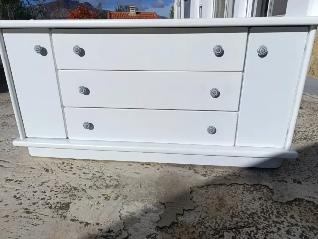 Cómoda  blanca de madera