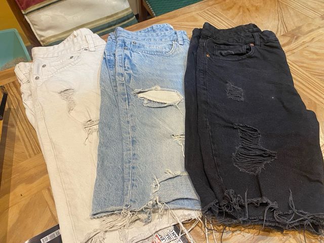 Vaqueros cortos rotos (blanco, azul, negro)