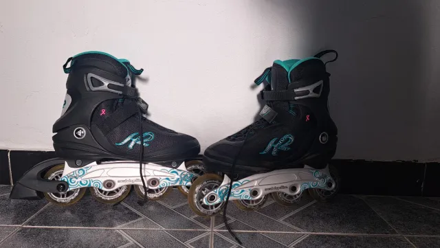 Patines en línea K2 negros y turquesa