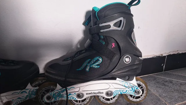 Patines en línea K2 negros y turquesa
