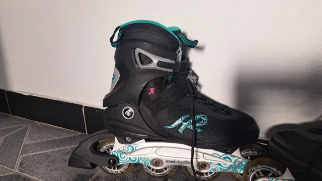 Patines en línea K2 negros y turquesa