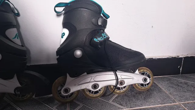 Patines en línea K2 negros y turquesa