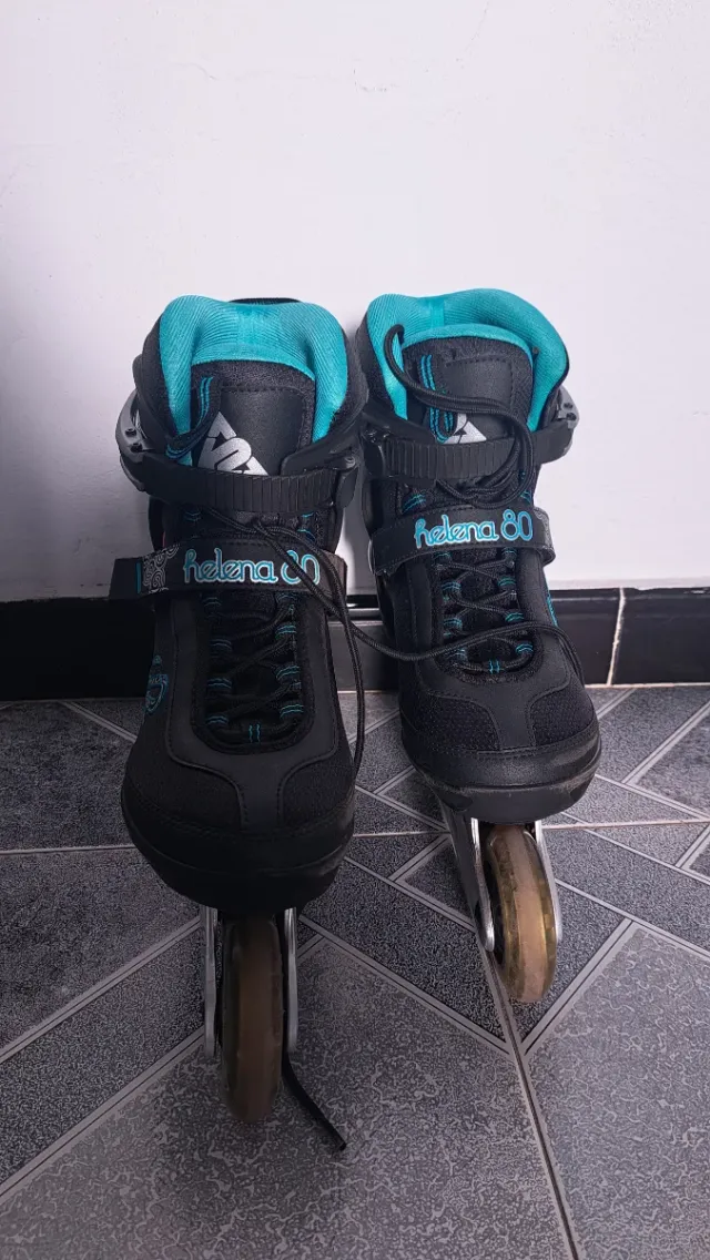 Patines en línea K2 negros y turquesa