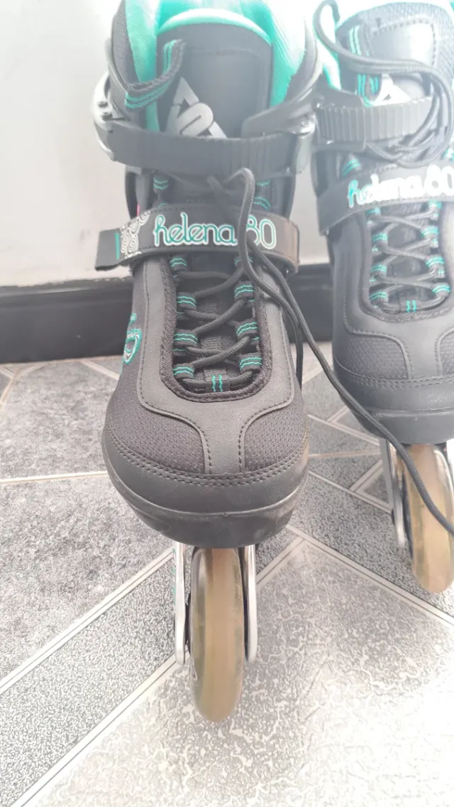 Patines en línea K2 negros y turquesa