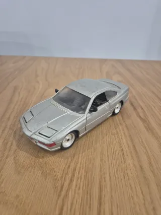 Coche a escala antiguo plateado