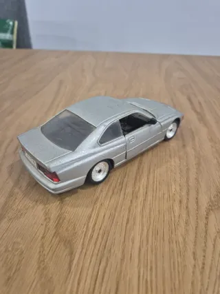 Coche a escala antiguo plateado