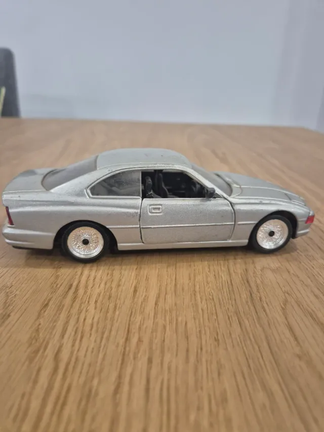 Coche a escala antiguo plateado