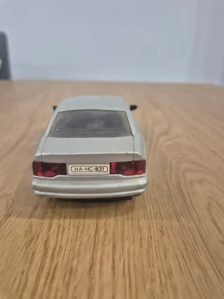 Coche a escala antiguo plateado