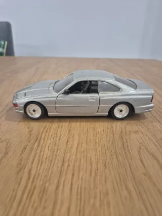 Coche a escala antiguo plateado