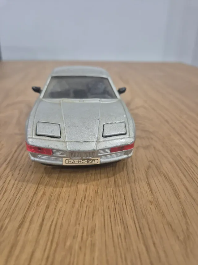 Coche a escala antiguo plateado