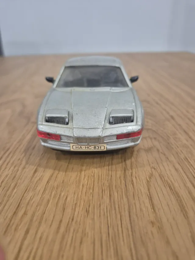 Coche a escala antiguo plateado