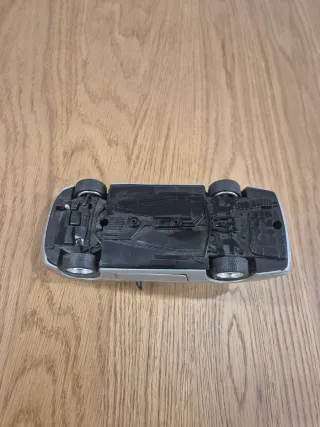 Coche a escala antiguo plateado