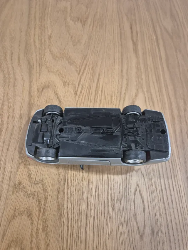 Coche a escala antiguo plateado