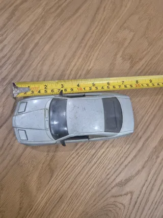 Coche a escala antiguo plateado