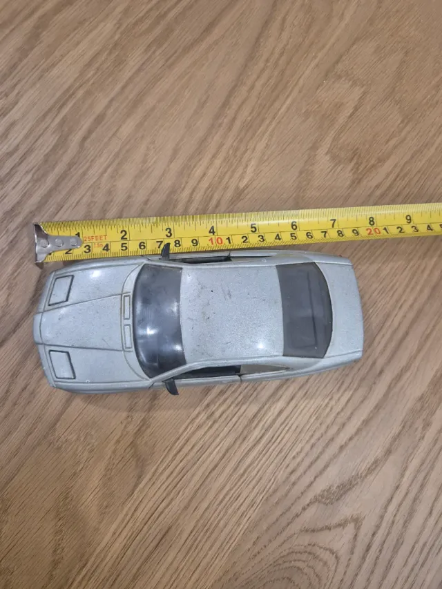 Coche a escala antiguo plateado