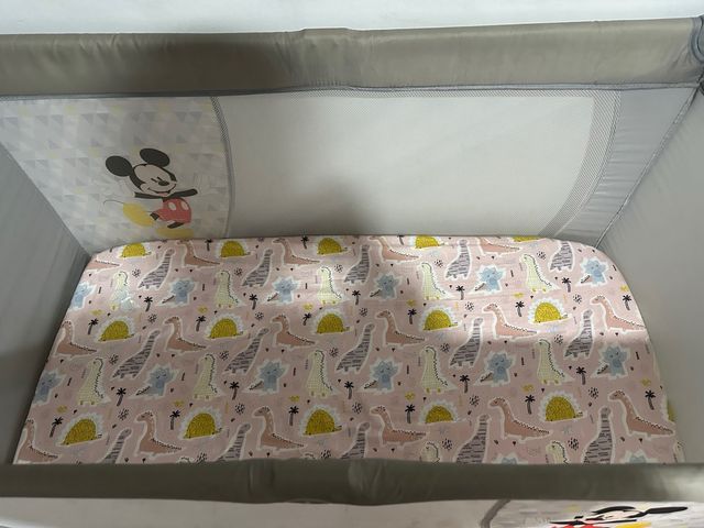 Cuna de viaje con estampado de mickey