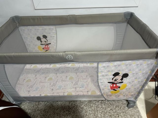Cuna de viaje con estampado de mickey