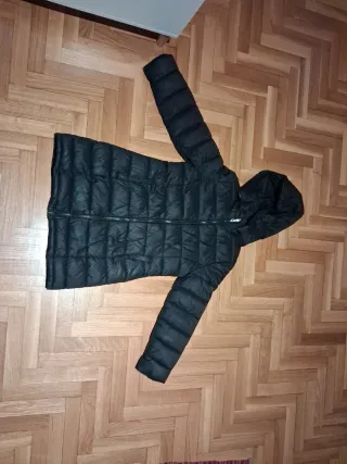 Plumífero negro con capucha