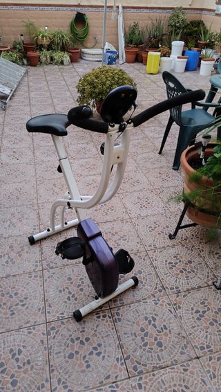 Bicicleta Estática Blanca y Morada