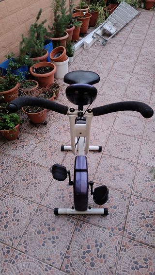 Bicicleta Estática Blanca y Morada