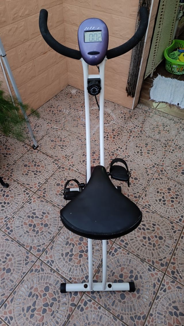 Bicicleta Estática Blanca y Morada