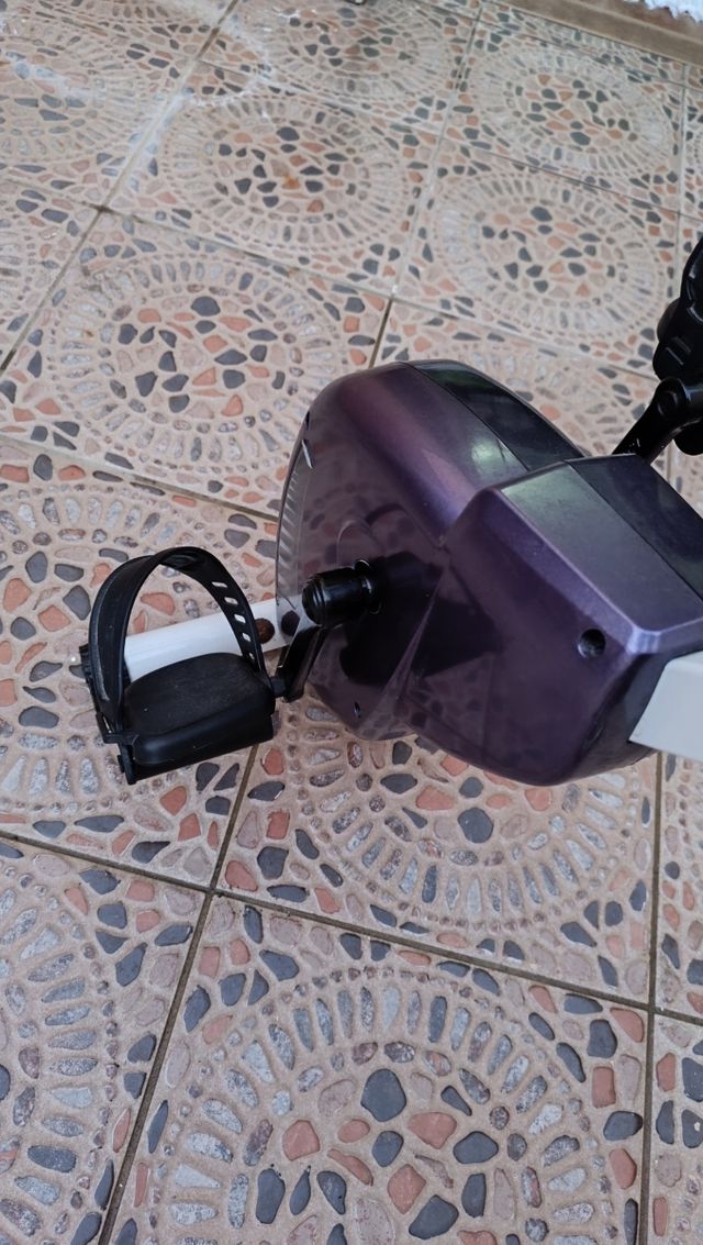 Bicicleta Estática Blanca y Morada