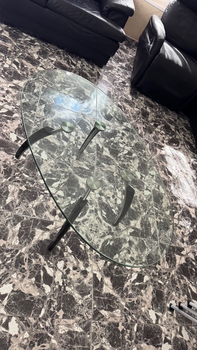 Mesa de cristal ovalada con patas metálicas