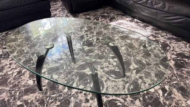 Mesa de cristal ovalada con patas metálicas