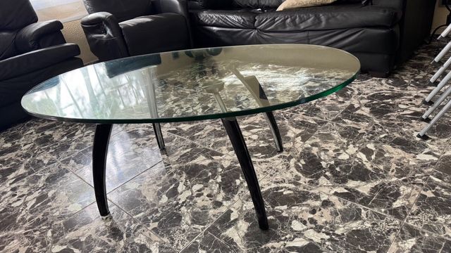 Mesa de cristal ovalada con patas metálicas