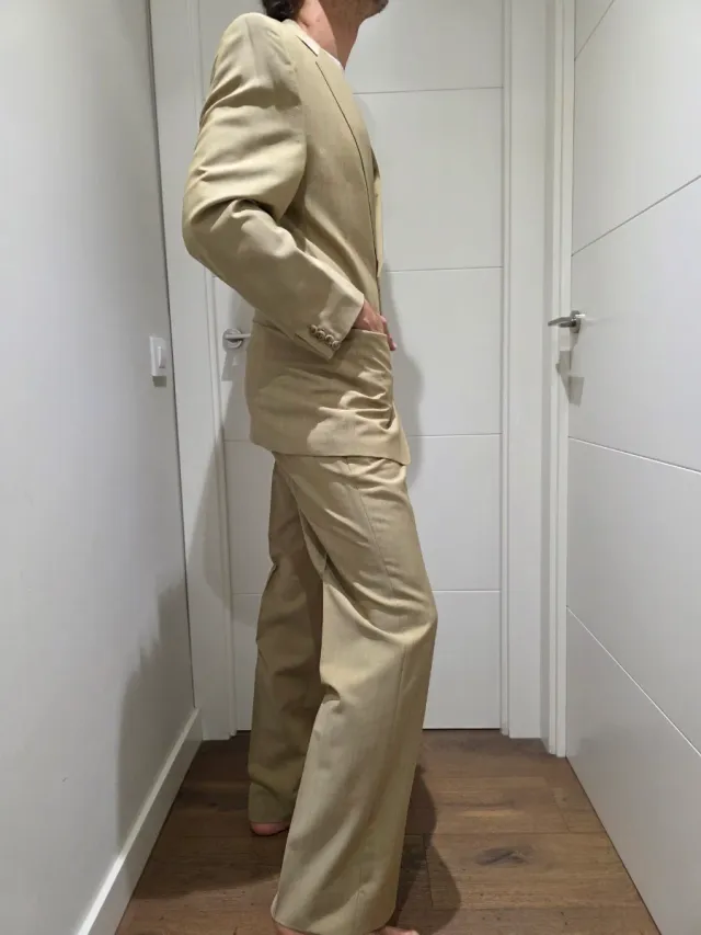 Traje clásico arena