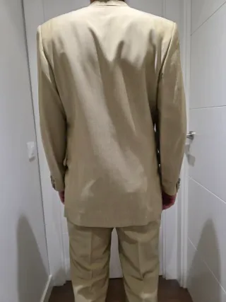 Traje clásico arena